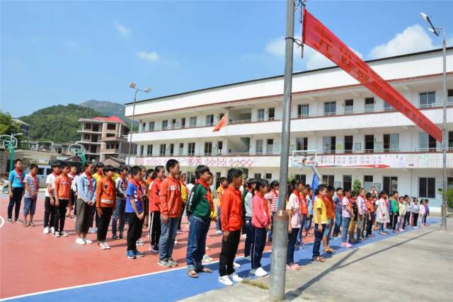 10月8日上午,南坑小學校友會校服捐贈儀式在南坑小學操場隆重舉行