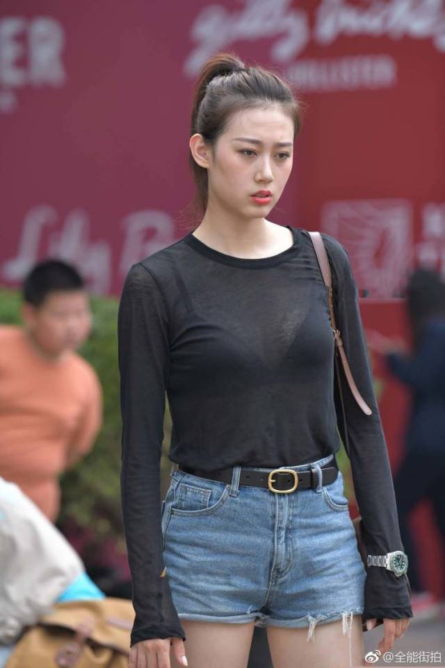 街拍:时尚辣妈黑色t恤搭配短裤,这身材看不出已经是孩儿妈了