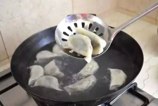 煮餃子是熱水下鍋還是冷水下鍋好?