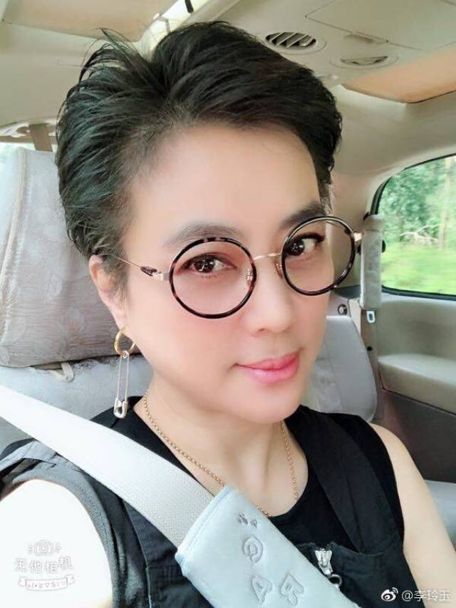 《西游记》最美女妖精55岁仍单身,混血儿子帅气,网友盼出道