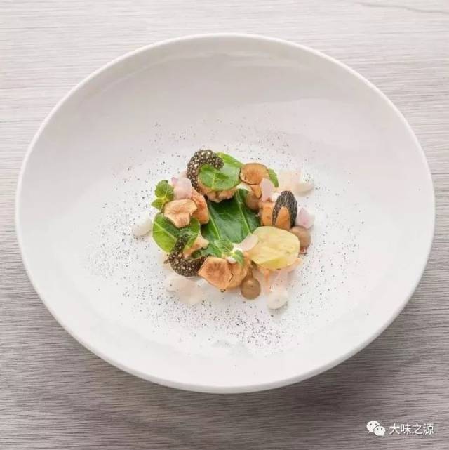 中国人注重团圆,共享美味,因此,中餐多选用圆盘容器.