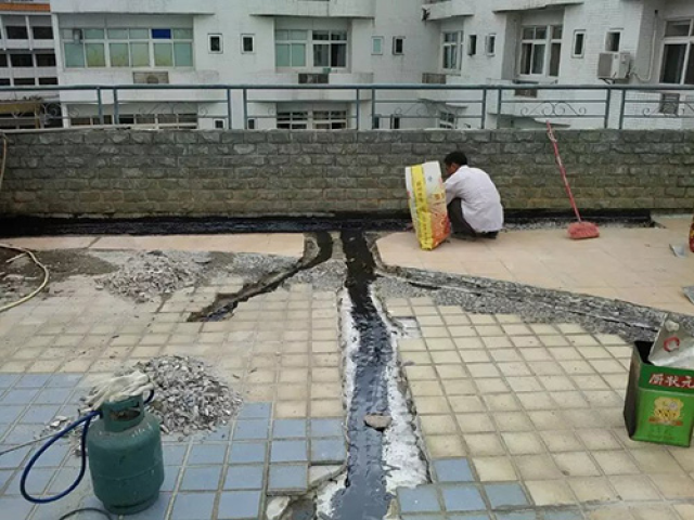 一,天气的选择房屋的防水补漏施工是要看天气的,阴雨天气时,室内环境