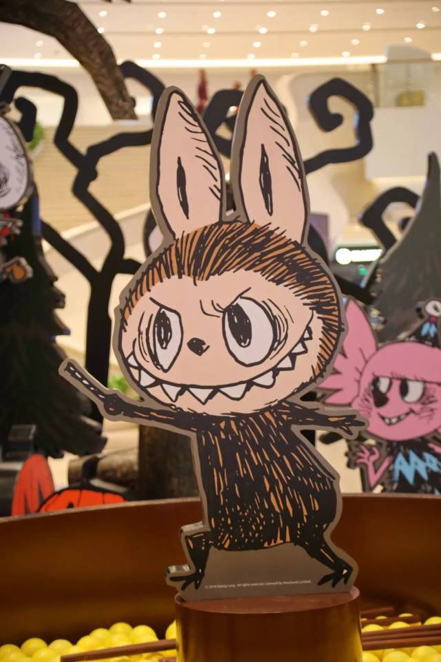 敏捷地利用法宝"豆袋" 协助labubu和tycoco逃离追捕