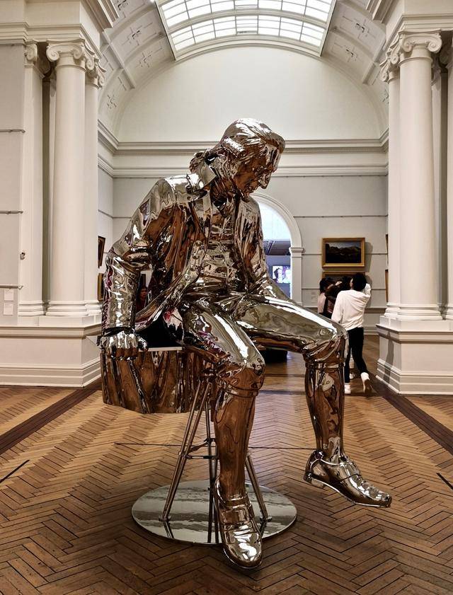 馆内陈列的一些现代雕塑作品