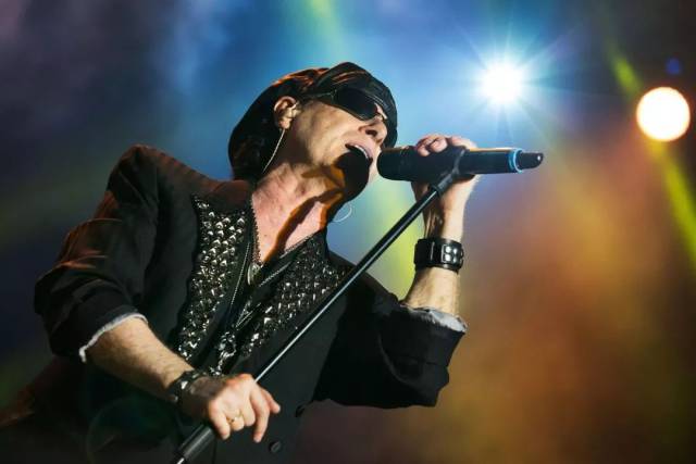 《savage amusement》在1988年问世,其中的主