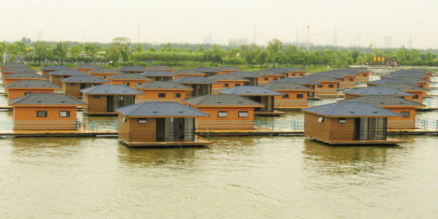 景区50多个项目,如果玩一天不过瘾,景区内的水上小木屋十分特别,可以