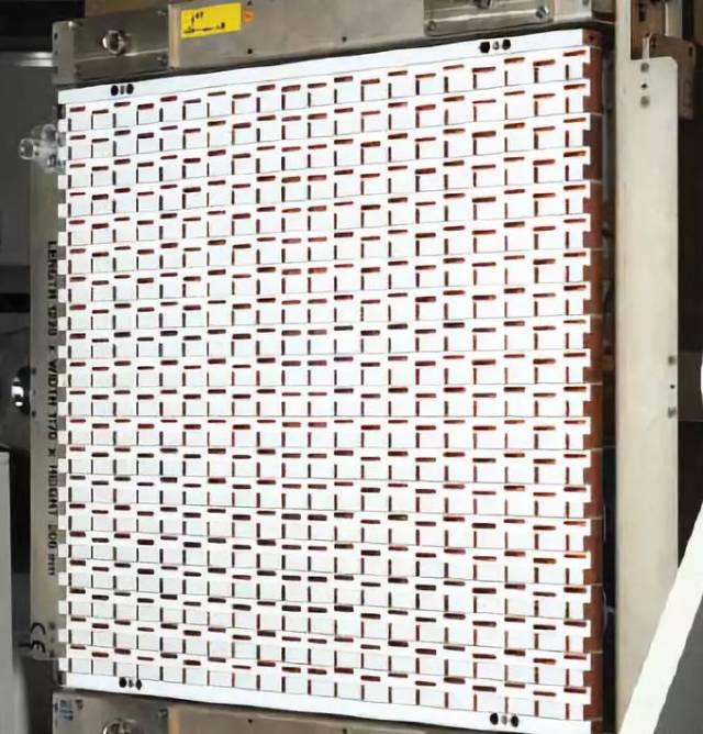 图33. 带有h / v极化的波导缝隙天线子阵列面板