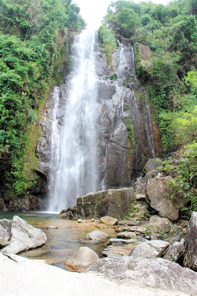 响水龙潭森林公园内的景观瀑布.傅雅蓉/摄