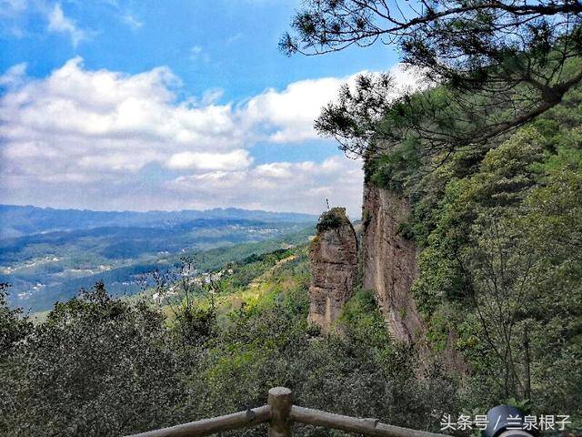 秋天美麗的四川廣元劍門關景色宜人