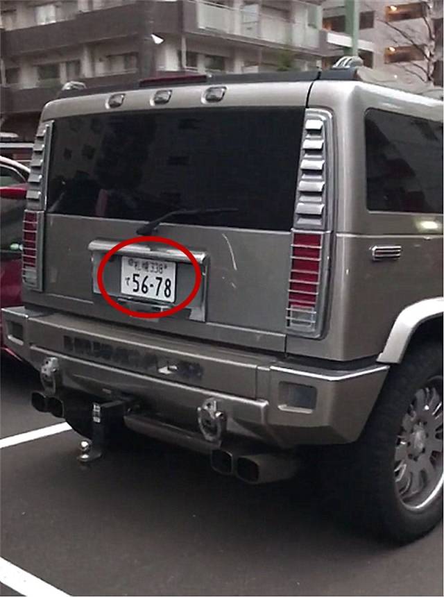 街头偶遇"银色"悍马h2,本不会太关注,但车牌实在太吸睛!