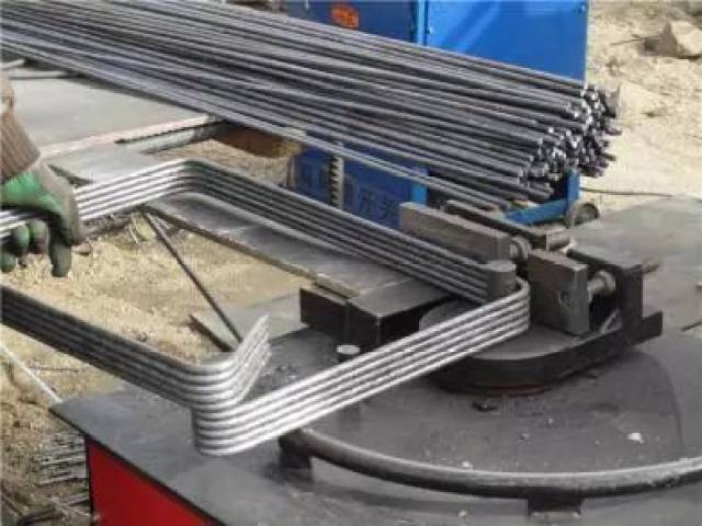 当弯钩为135°时hrb400e级钢筋弯钩的内弧直径不小于钢筋直径的4倍,弯