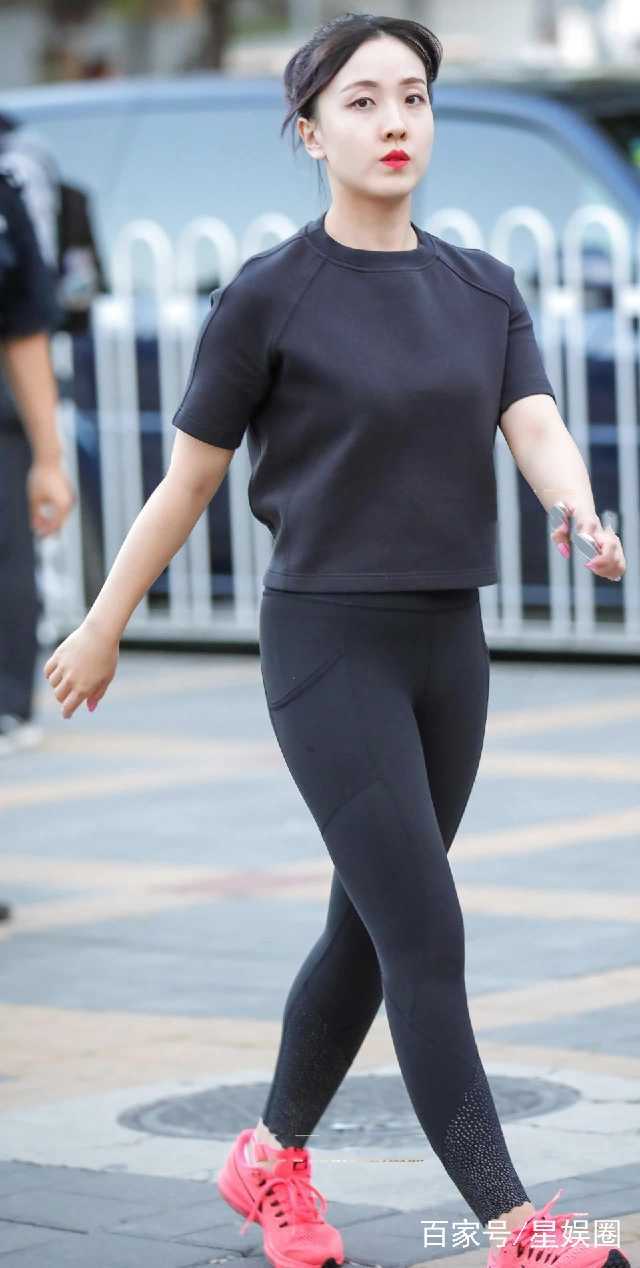 图二美女的紧身健身打底裤很惹眼,照着穿绝对美翻天!