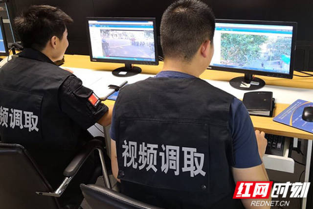 民警在办案过程中调取监控视频.