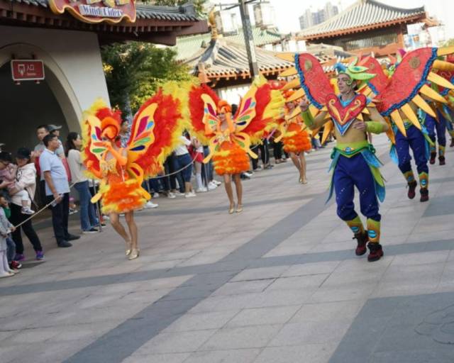 14:10) 地点:大摆锤旁 这次的吃喝玩乐购 "怪咖集市" 不仅有舞蹈快闪