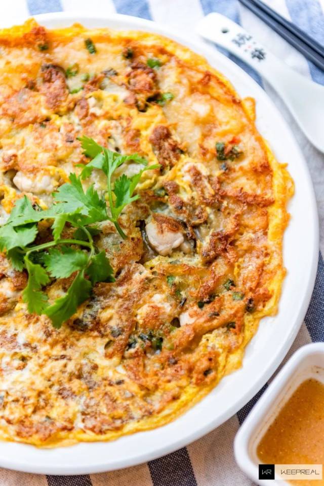 说到潮汕的美食怎么能少的了蚝烙呢, 薄薄的蚝烙里铺满了生蚝,一口一