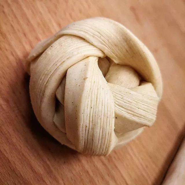 将黄油完全包裹在面皮内 4,冷藏1h以上,松弛 开酥时需要把握的技术