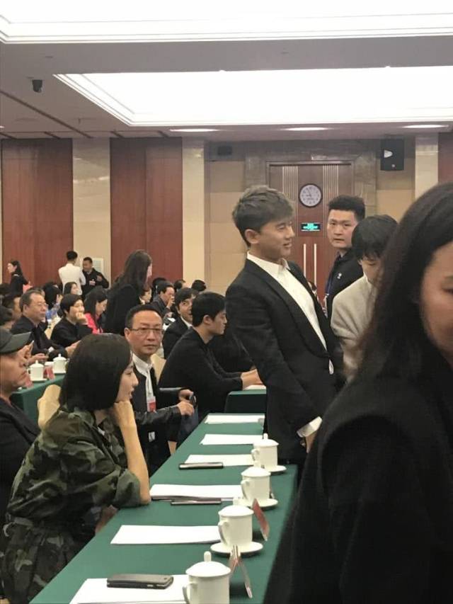 谢娜老公张杰出席文艺志愿者代表大会,称做完笔记到人民中去了