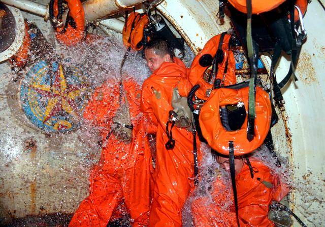 中国潜艇官兵进行的损管抢修训练