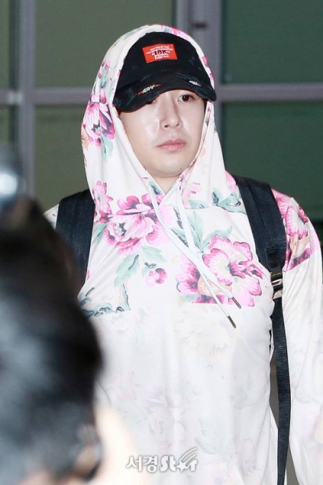 2pm尼坤结束海外行程现身机场 身着花帽衫奶萌可爱到犯规【组图】