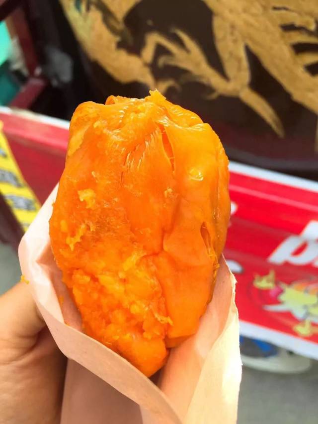 这一家儿的无皮烤地瓜甜滋滋的