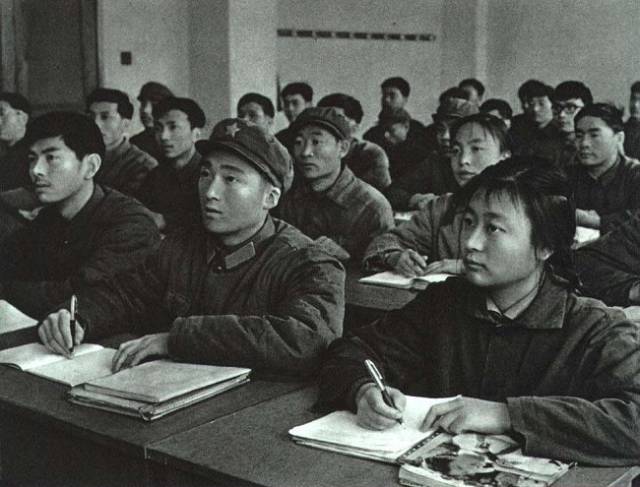 特殊年代特殊身份的大学生——一组工农兵大学生的珍贵老照片