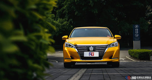 丰田皇冠汽车车身改色贴膜黄魅金效果图