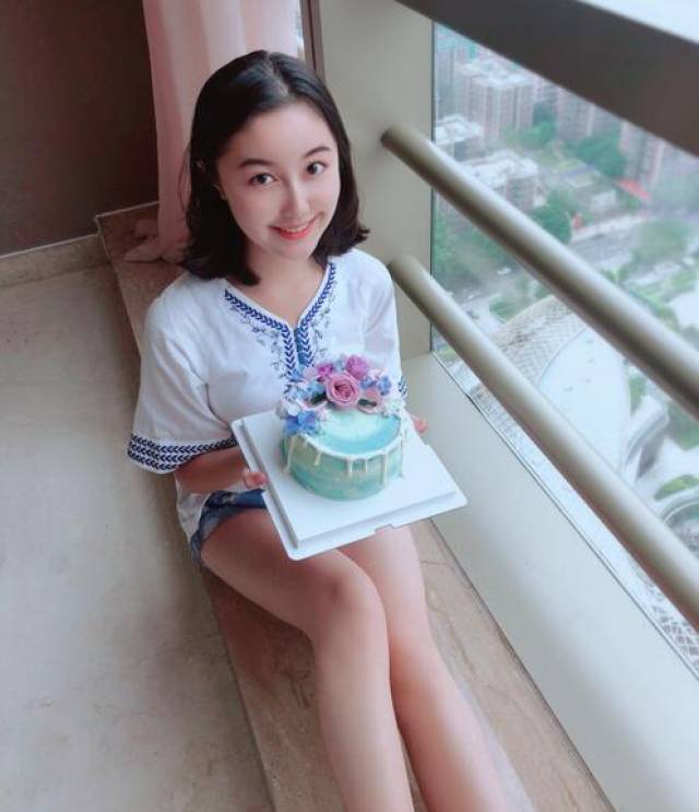 当年"so easy"的那个"点读机女孩"已经17岁了,读高三还是学霸!