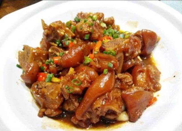 猪脚跟鸭子一起这样做,你们吃过吗?酱香味浓,看着就有食欲