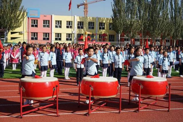 包头市纪念中国少年先锋队建队69周年主题队日活动在高新区南开小学