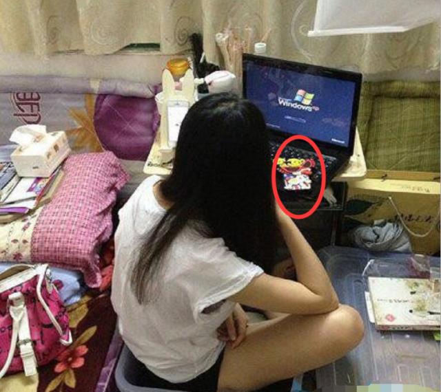 妹子,一个人在家的时候怎么这么 邋遢呢,多尴尬