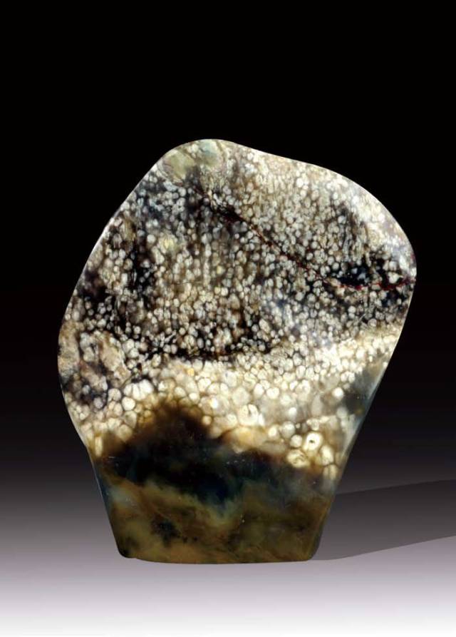 巴林石品种的命名方式不同于其他种类石头的命名方式,如寿山石,主要以