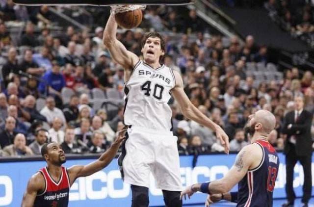 9图看博班有多"巨大"!场上鹤立鸡群,站着扣篮,举高球耍浓眉