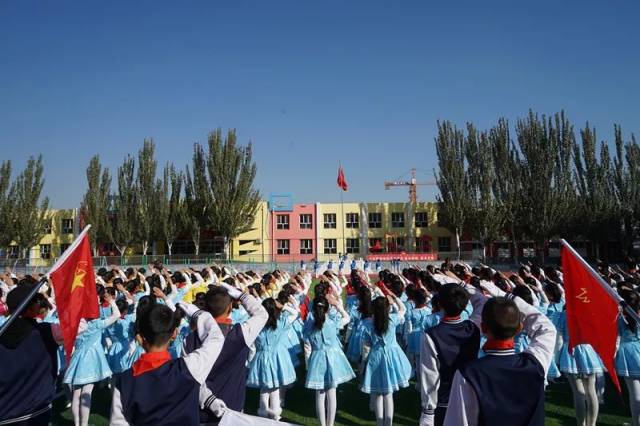 包头市纪念中国少年先锋队建队69周年主题队日活动在高新区南开小学