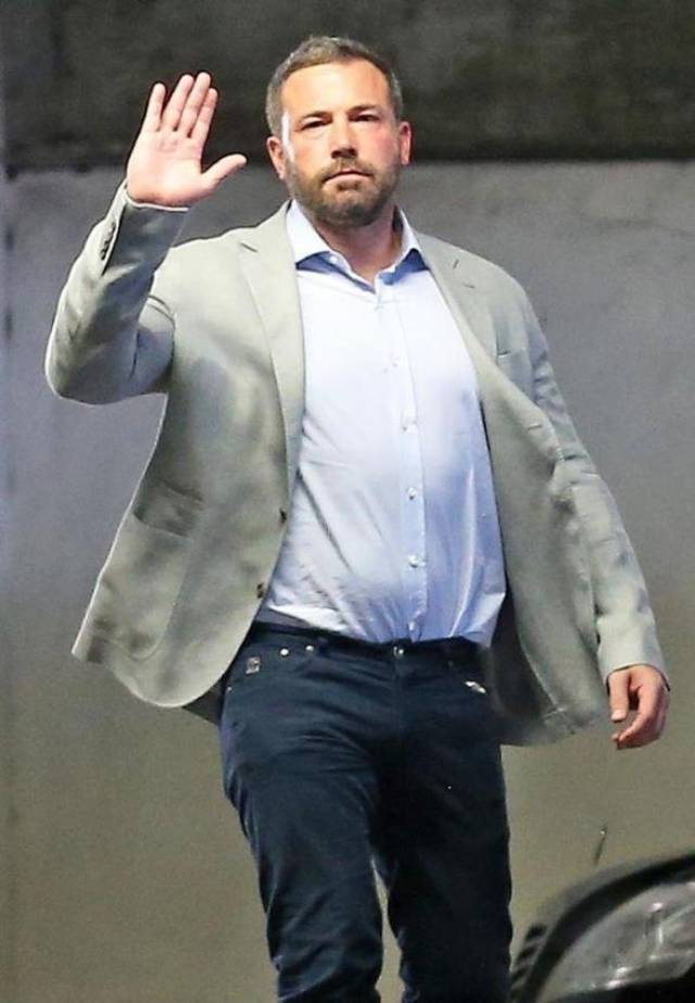 蝙蝠侠大本离婚后首现身,看到狗仔还挥手,网友:这得三百斤了吧