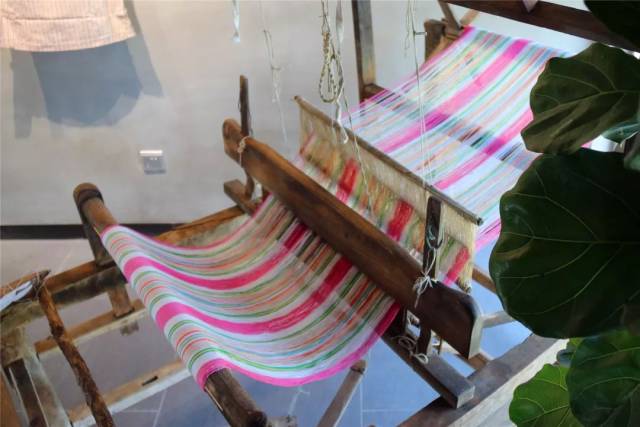 布艺坊里还展示了织布用的织布机和制作物件用的缝纫机.