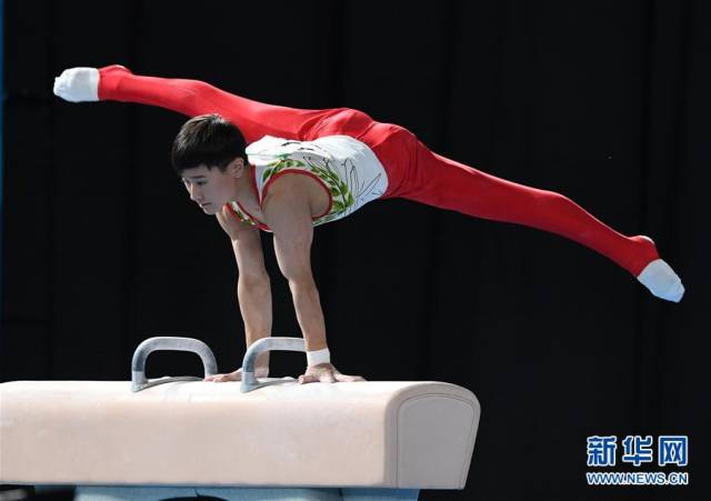 10月11日,日本选手北园丈琉在鞍马比赛中.新华社记者李俊东摄