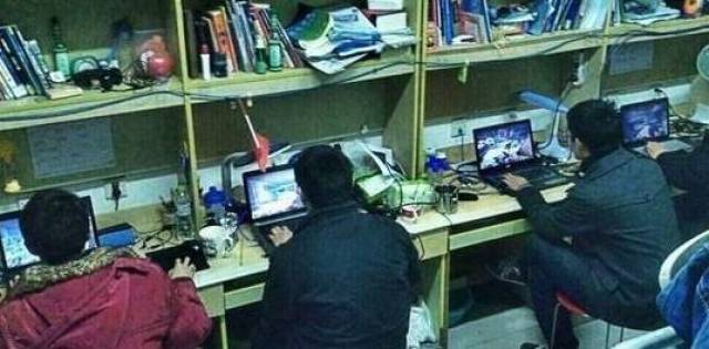 图看大学生宿舍开黑玩游戏:让人羡慕,还记得开黑的游戏吗