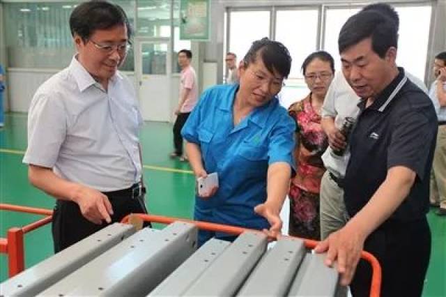 许昌职业技术学院党委书记袁海涛(左一)带领该校领导干部专业教师到