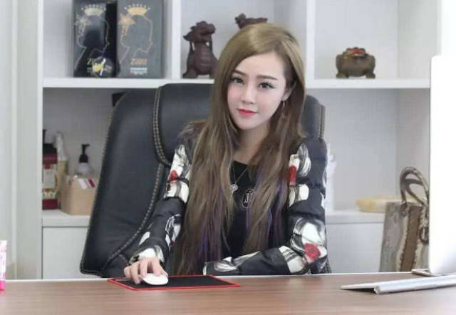 百万星光五哥也是快手上的一位神豪,他的产业在当地很有名气,甚至就连