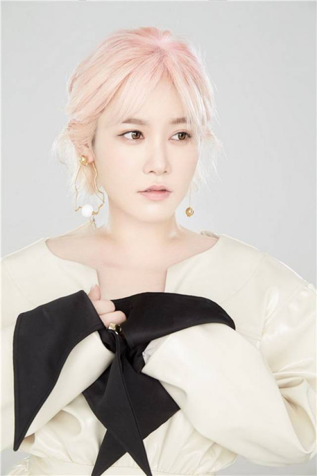 戴潆萱新歌《多爱一天》上线 细腻描绘爱情哲理