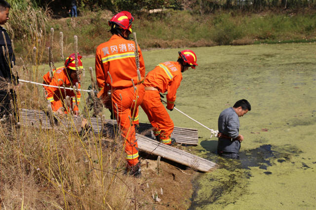 湖北罗田:男子深陷泥潭 消防队员紧急救援