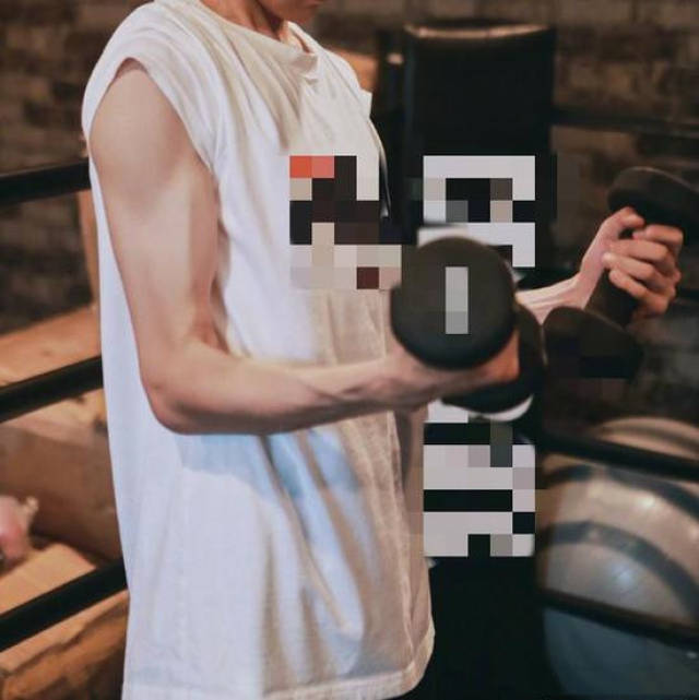 王源留言 搜狐娱乐讯 10月12日,王源在自己微博上传一张健身照.