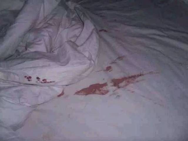 月经弄床单上怎么洗掉?教你实用一招!不留痕迹.