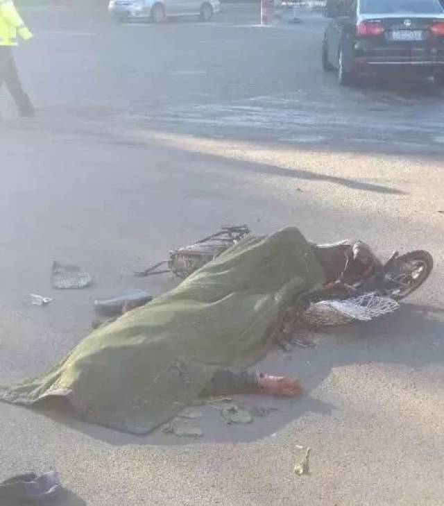 民航路交通事故致2人死亡!家属车前拉横幅,摆花圈原因让人深思!