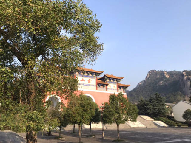 信阳灵山风景区位于豫鄂两省交界的大别山区罗山县境内,集