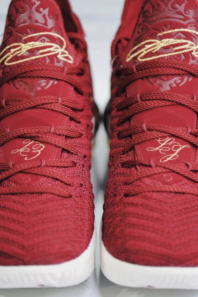 红丝绒,金色,雄狮,豹纹等元素悉数呈现 并在鞋舌内侧点缀早期 nike 为