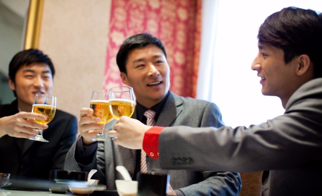 公司应酬吃饭,这些话千万别跟客户说起,否则单子飞了就怪你!