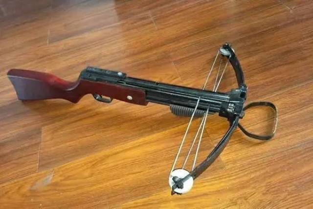 这是犯法的!丹东男子购买弩箭欲打鸟,还没上山就被缴了