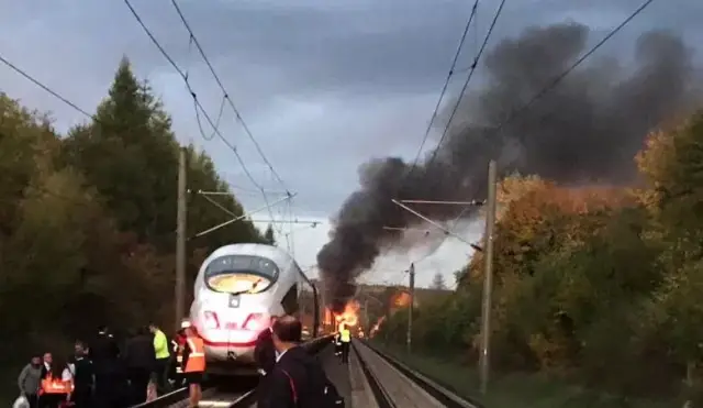 德国高铁出大事了:一高速列车着火,现场燃烧凶猛,浓烟滚滚!