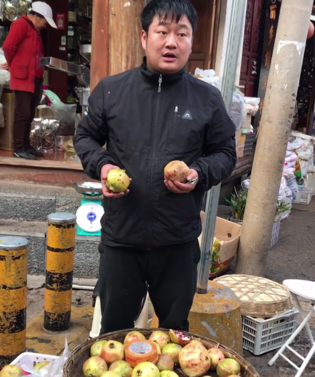 "石榴哥"意外走红,网友:英语老师卖石榴,语文老师卖什么?